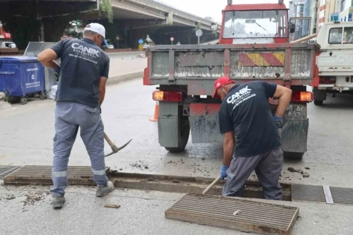 Canik’te mazgallar sağanak yağışa karşı temizleniyor
