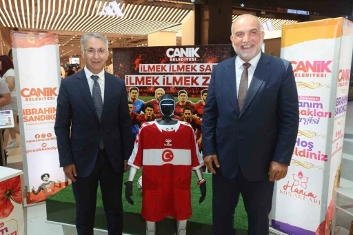 Canikli kadınlar A Milli Takım&rsquo;a destek i&ccedil;in ilmek ilmek &ouml;r&uuml;p sergiledi
