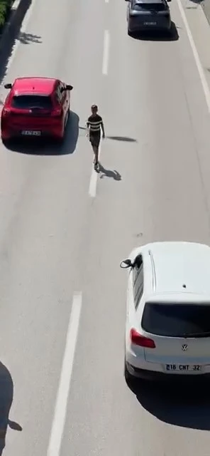 Canını hi&ccedil;e sayarak akan trafikte b&ouml;yle y&uuml;r&uuml;d&uuml;
