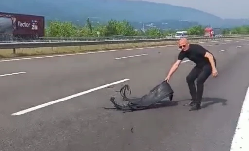 Canını hiçe saydı, otoyolda kaza olmasın diye plastik parçaları topladı
