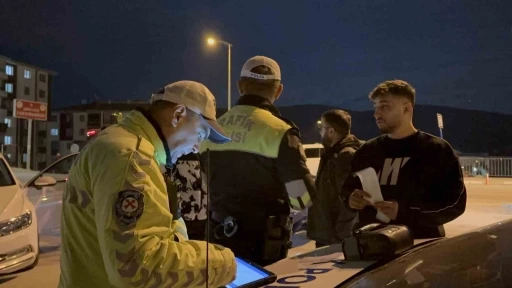 &Ccedil;ankırı&rsquo;da ara&ccedil;ta ses sistemi bulunduran s&uuml;r&uuml;c&uuml;ye ceza yağdı
