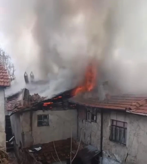 &Ccedil;ankırı&rsquo;da evin &ccedil;atısı alevlere teslim oldu
