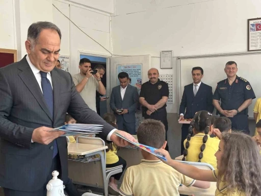 &Ccedil;ankırı&rsquo;da &ouml;ğrenciler karnelerini protokol &uuml;yelerinden aldı
