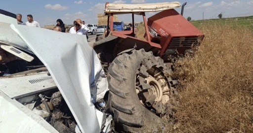 &Ccedil;ankırı&rsquo;da otomobil park halindeki trakt&ouml;re &ccedil;arptı: 3 &ouml;l&uuml;, 1 yaralı
