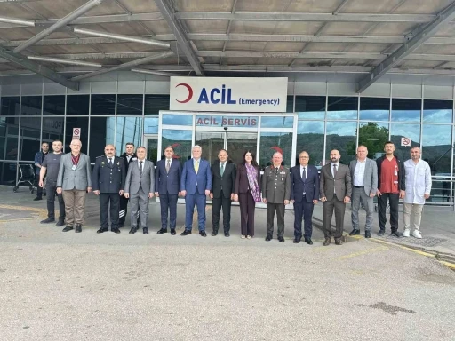 &Ccedil;ankırı&rsquo;da protokol &uuml;yeleri, bayramda &ccedil;alışan kurum personelleriyle bayramlaştı
