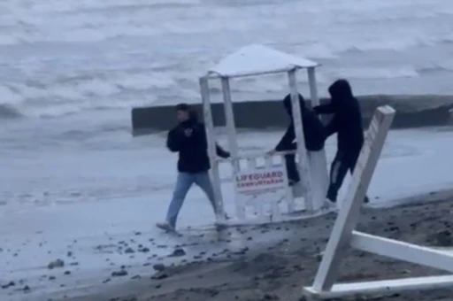 Cankurtaran kul&uuml;besini denize atmak isteyen 3 &ccedil;ocuğa polis m&uuml;dahalesi
