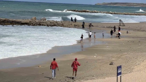 Cankurtaranların zorlu mesaisi: Y&uuml;ksek dalgalara aldırış etmeyen vatandaşları tek tek uyardılar
