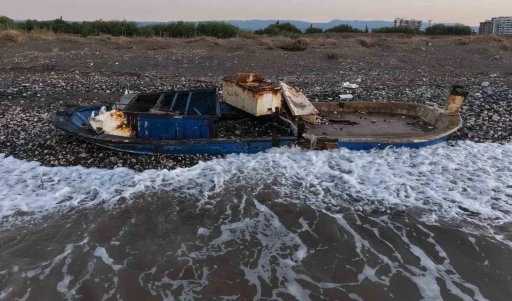 Caretta cerattaların yuvalama alanındaki kıyıya batık tekne vurdu
