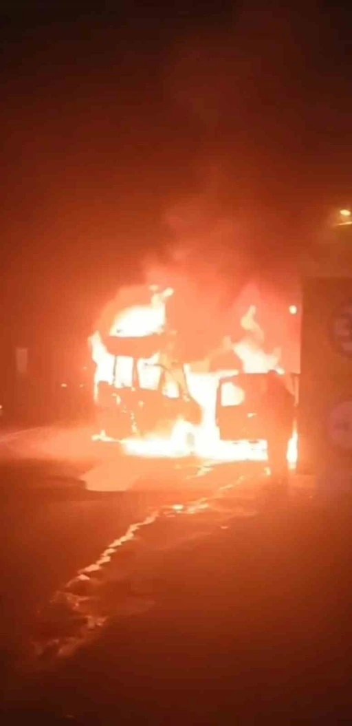 &Ccedil;arpışan 2 ara&ccedil; alev topuna d&ouml;nd&uuml;: 2 yaralı
