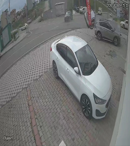 &Ccedil;arpışan ara&ccedil;lardan biri takla attı, 7 kişi yaralandı: Kaza anı kamerada
