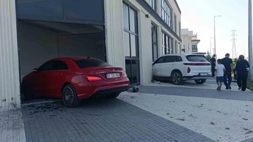 &Ccedil;arpışan otomobiller hızını alamayıp iki ayrı kapıdan iş yerine girdi o anlar g&uuml;venlik kamerasına yansıdı
