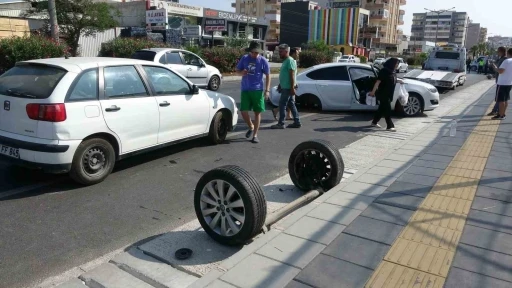 Çarpışan otomobillerden biri ters döndü, diğerinin iki tekeri gövdeden ayrıldı
