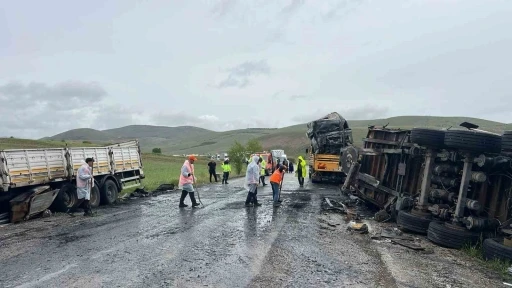 &Ccedil;arpışan tırlar alev alev yandı, s&uuml;r&uuml;c&uuml;ler yaralandı
