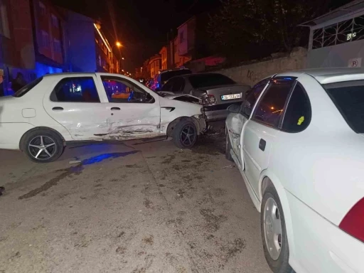 Çarpışmada savrulan araç 4 otomobile daha çarptı: 1 yaralı
