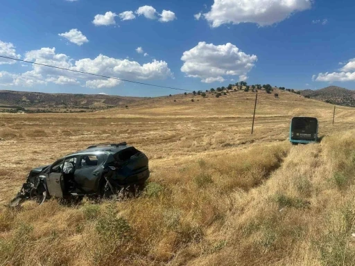 &Ccedil;arpışmaktan ka&ccedil;tılar kazadan ka&ccedil;amadılar: 2 yaralı
