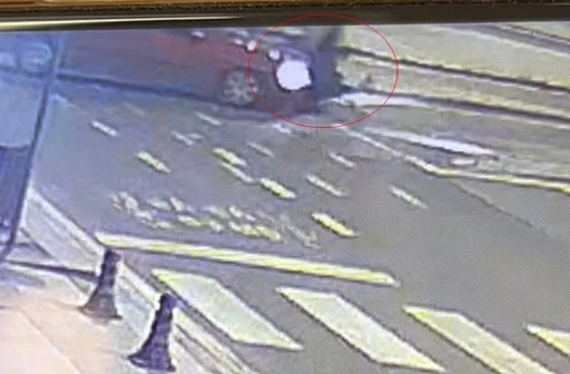 &Ccedil;arpıştığı arabanın &uuml;zerinden takla attı: O anlar kamerada
