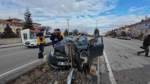 &Ccedil;arptığı aydınlatma diğeri otomobilin &uuml;zerine devrildi: Sağlık &ccedil;alışanı &ouml;l&uuml;mden d&ouml;nd&uuml;
