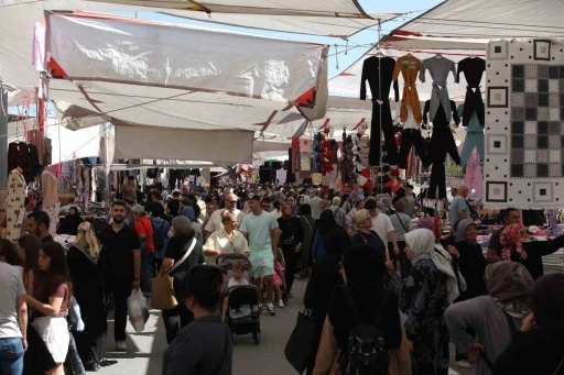 Çarşamba Kumaş Pazarı yeni yerinde kuruldu, vatandaşlar akın etti
