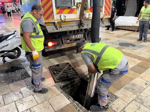&Ccedil;arşı Mahallesi&rsquo;nde Mazgal Temizliği ve İla&ccedil;lama &Ccedil;alışması