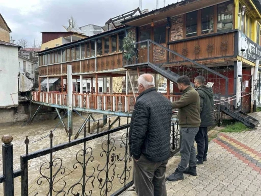 &Ccedil;atak&rsquo;ta aşırı yağış nedeniyle k&ouml;pr&uuml; ve &uuml;st&uuml;ndeki kafe tedbiren kapatıldı
