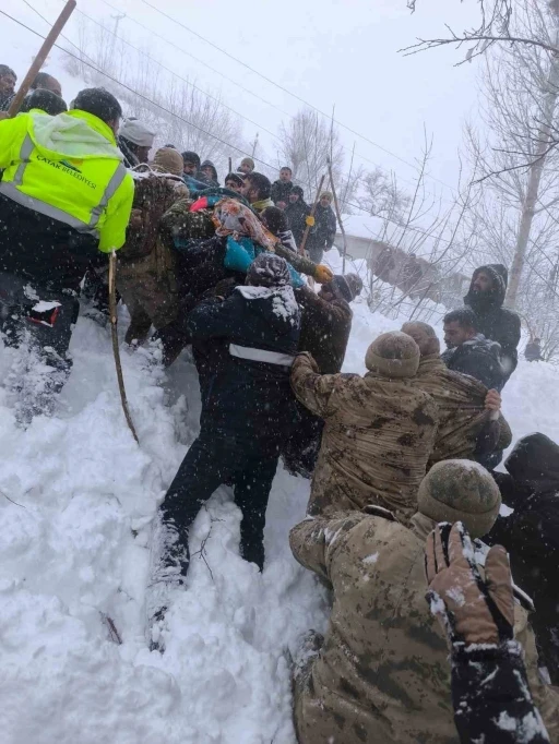 &Ccedil;atak&rsquo;ta &ccedil;ığın altında kalan kadın yaşamını yitirdi
