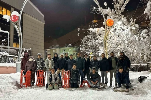 &Ccedil;atak&rsquo;ta &ccedil;ocuklar kar katilini eğlenceye d&ouml;n&uuml;şt&uuml;rd&uuml;
