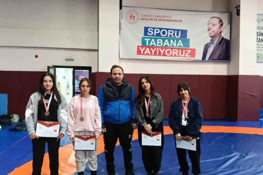&Ccedil;ataklı &ouml;ğrencilerden g&uuml;reş m&uuml;sabakalarında &ccedil;ifte başarı
