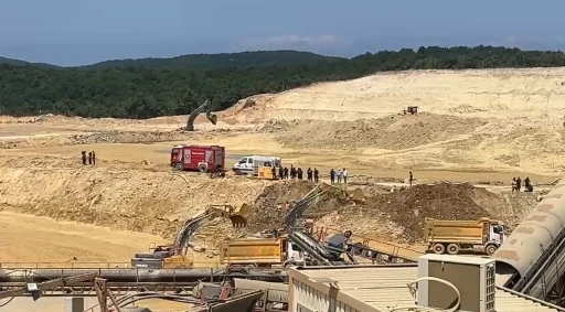 Çatalca’da kum ocağında göçük: İş makinesi atık su biriken alana düştü, operatörü kurtarma çalışmaları sürüyor
