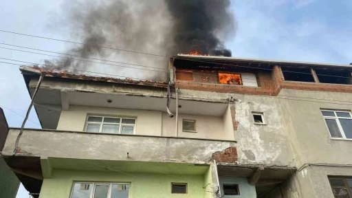 Çatı katı alev topuna döndü
