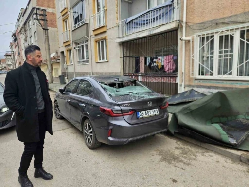 &Ccedil;atı, lodosla birlikte otomobilin &uuml;zerine u&ccedil;tu

