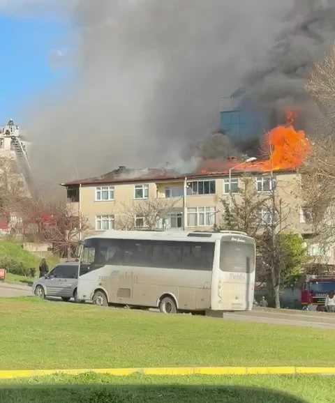&Ccedil;atı onarımı sırasında yangın &ccedil;ıktı
