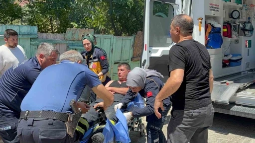 &Ccedil;atı yangınına m&uuml;dahale ederken bir alt kata d&uuml;şen itfaiyeci yaralandı
