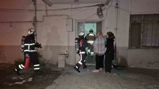 Çatıda çıkan yangın mahalle sakinlerini sokağa döktü
