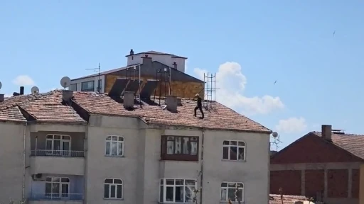 &Ccedil;atıda tehlikeli &ccedil;alışma, kameraya yansıdı

