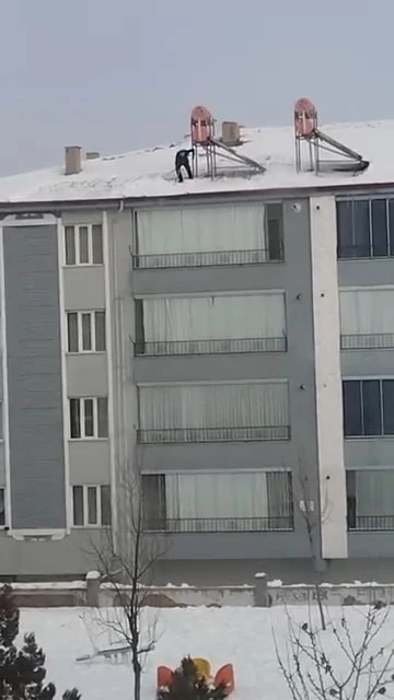 &Ccedil;atıdaki karı temizlerken hayatını hi&ccedil;e saydı
