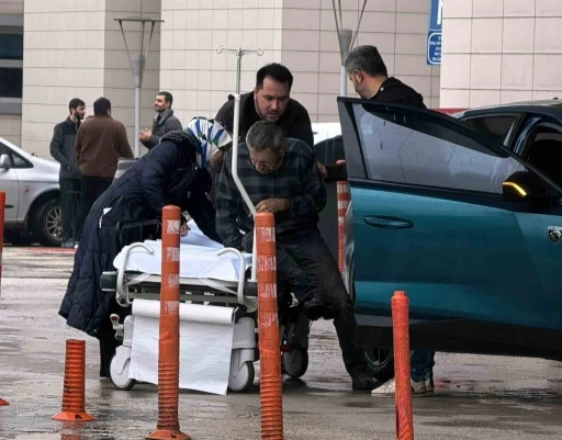 &Ccedil;atıdan d&uuml;şen adam yaralandı