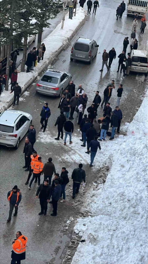 &Ccedil;atıdan d&uuml;şen kar k&uuml;tlesi gen&ccedil; kızın hayatına mal oldu
