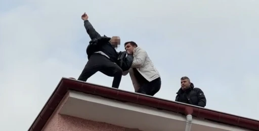 &Ccedil;atıdan d&uuml;şmek &uuml;zereyken son anda emniyet m&uuml;d&uuml;r&uuml; kurtardı
