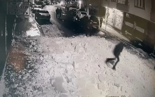 &Ccedil;atıdan kar k&uuml;tleleri d&uuml;şt&uuml;: Bir şahıs koşarak saniyeler i&ccedil;erisinde kurtuldu
