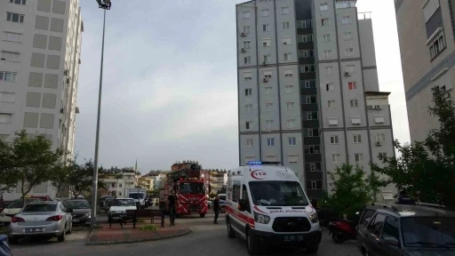 Çatıya çıkan kadını polisler ikna etti
