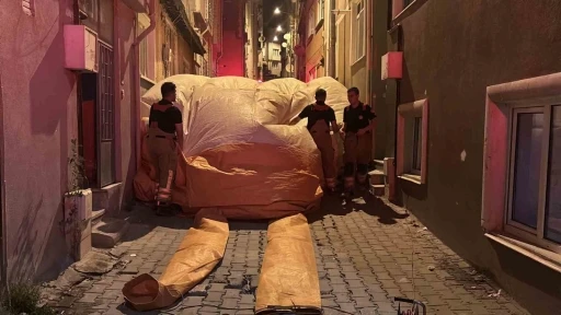 &Ccedil;atıya &ccedil;ıkan şahıs, polisin bir saatlik ikna &ccedil;alışmasıyla indirildi
