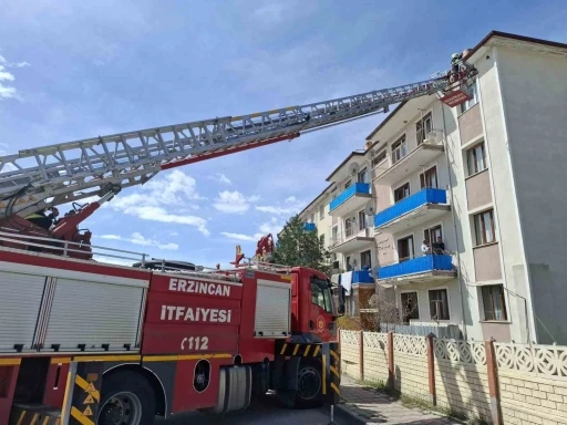 &Ccedil;atıya takılan kuşu itfaiye kurtardı
