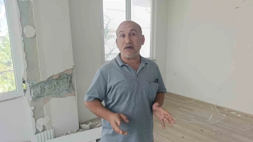 &Ccedil;atlaklardan ışık g&ouml;r&uuml;len apartmanda korku dolu yaşam
