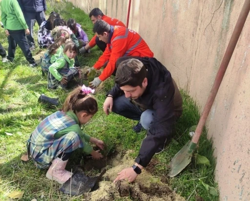 &Ccedil;avdarhisar&rsquo;da minikler okul bah&ccedil;esine fidan dikti
