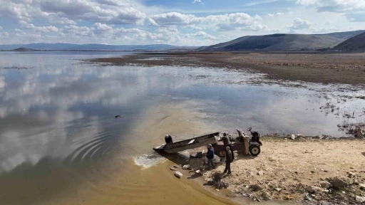&Ccedil;avuş&ccedil;u G&ouml;l&uuml; &ccedil;atlamış topraktan g&ouml;l g&ouml;r&uuml;n&uuml;m&uuml;ne kavuşmaya başladı
