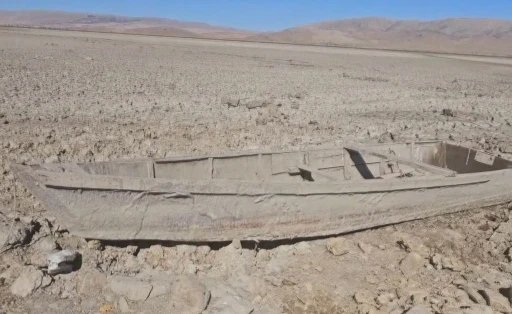 Çavuşçu Gölü kurudu, çatlamış toprağa dönüştü
