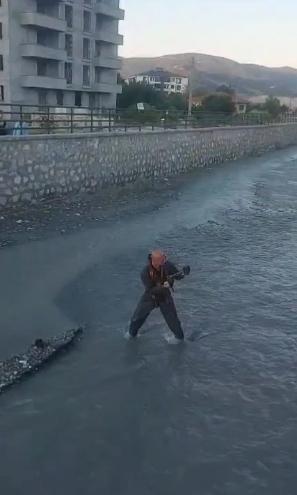 &Ccedil;aya d&uuml;şen yavru kediyi Turhal itfaiye ekipleri kurtardı
