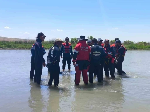 &Ccedil;aya d&uuml;şerek kaybolan k&uuml;&ccedil;&uuml;k &ccedil;ocuğun cansız bedenine ulaşıldı
