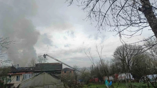 &Ccedil;aycuma&rsquo;da ev yangını korku ve paniğe yol a&ccedil;tı, patlama anı amat&ouml;r kameraya yansıdı
