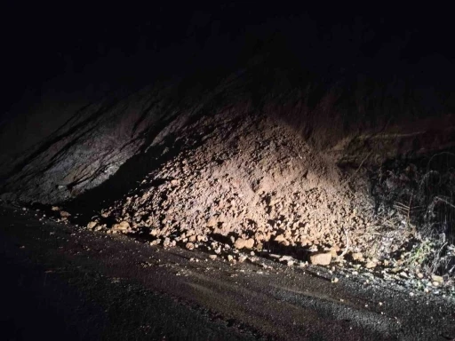 &Ccedil;aycuma&rsquo;da heyelan trafik akışını durdurdu
